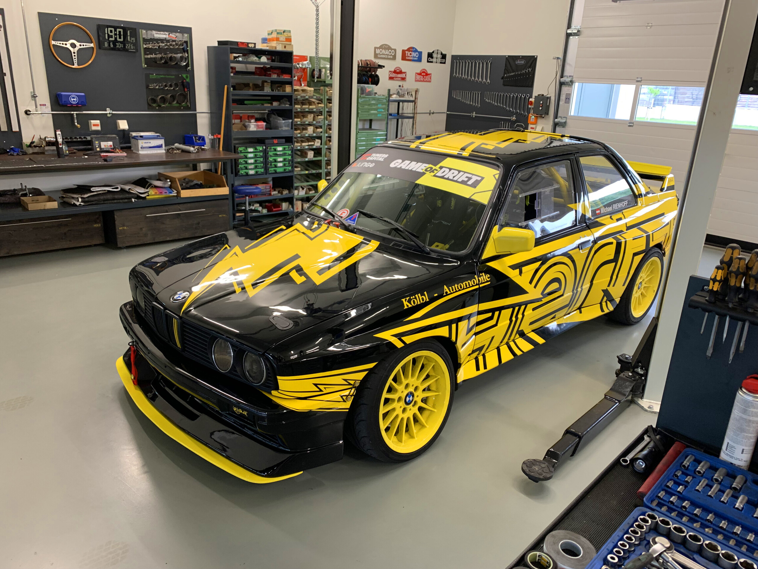 Drift Auto in der Werkstatt. drift car in the garage / shop design by pick.art